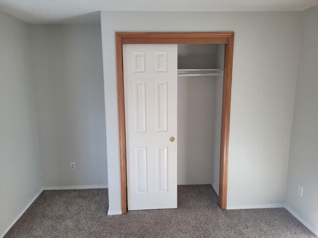 Building Photo - Beautiful 3 bedroom 2.5 bath home with lar...