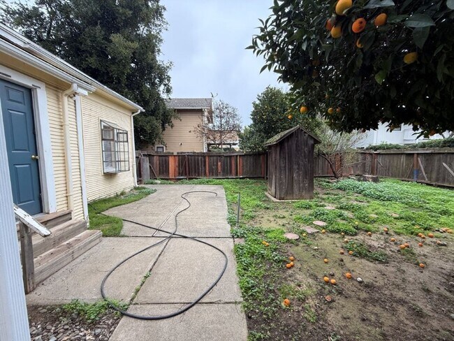 Building Photo - 3 Bedroom 1.5 Bath Downtown Dixon *STAR RENTALS