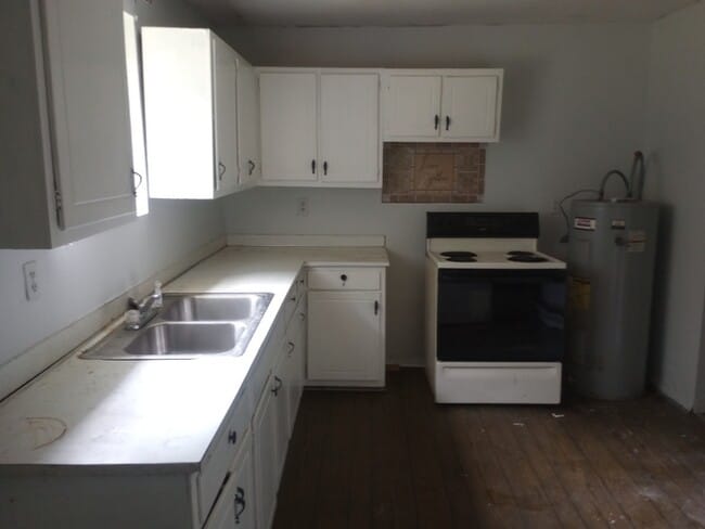 Building Photo - 3 Bedroom 1 Bathroom