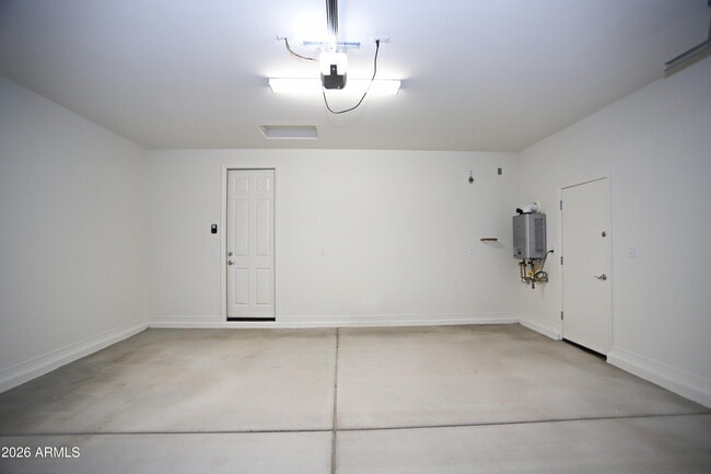 Building Photo - 815 W Finch Dr