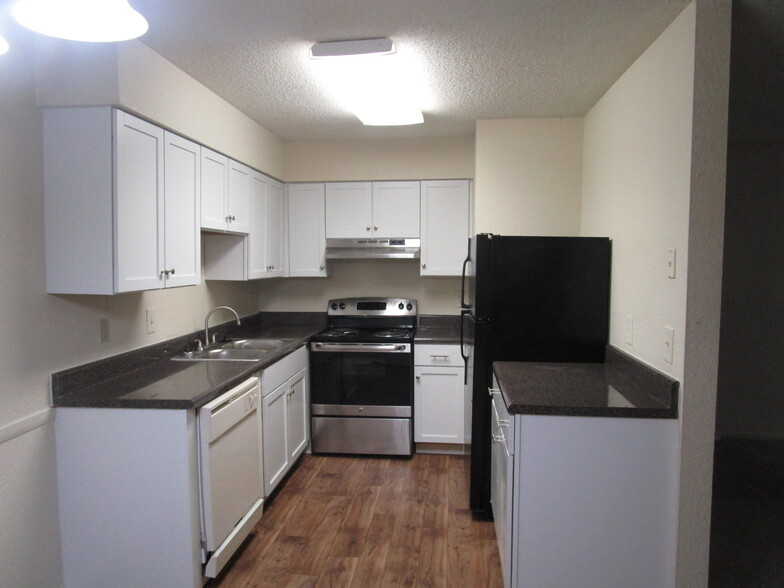 Kitchen - Peppertree Apartments