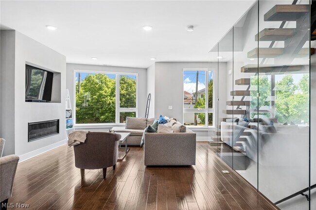 Building Photo - 1240 W 70th St