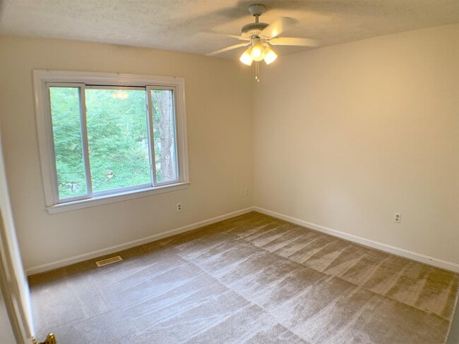 Building Photo - 15723 Edgewood Dr