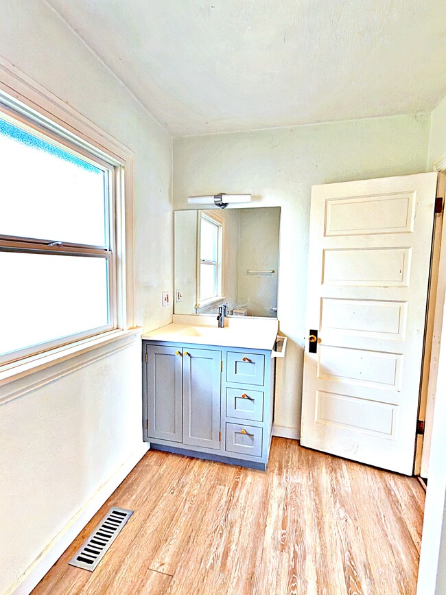 Building Photo - 858 N Stafford St