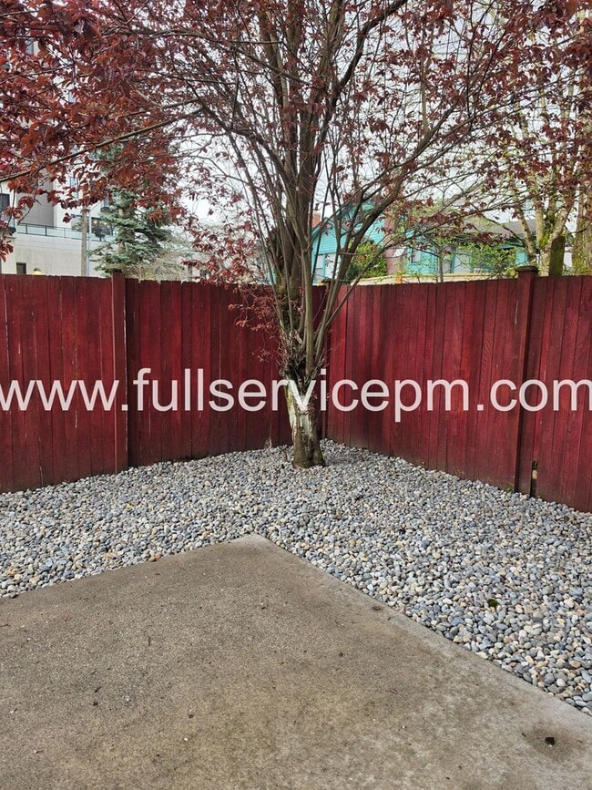 Building Photo - Private Drive Townhome Near Stone Ave N | 3 Bed, 2 Bath, 2-Car Garage, Deck + Fenced Yard