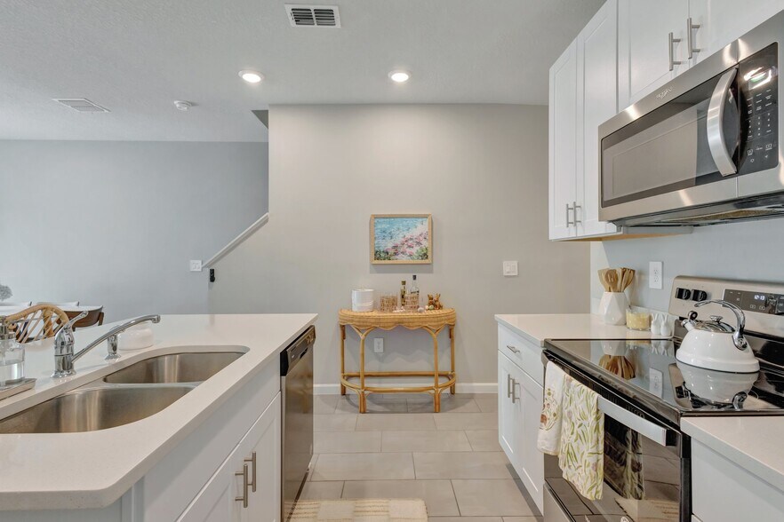Building Photo - 396 SE Sea Hunt Way
