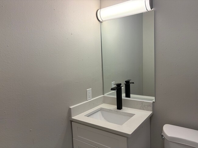 Building Photo - (OTR)4116Delaw