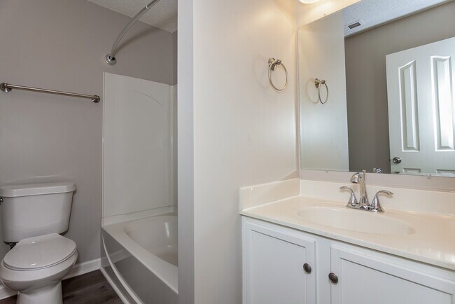 Building Photo - 9809 Holly Park Dr