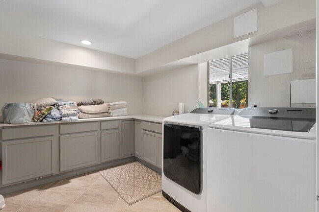 Building Photo - 4470 Chatworth Ct NE