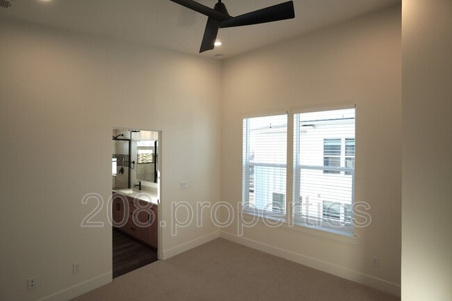 Building Photo - 525 E Violets Cv Ln