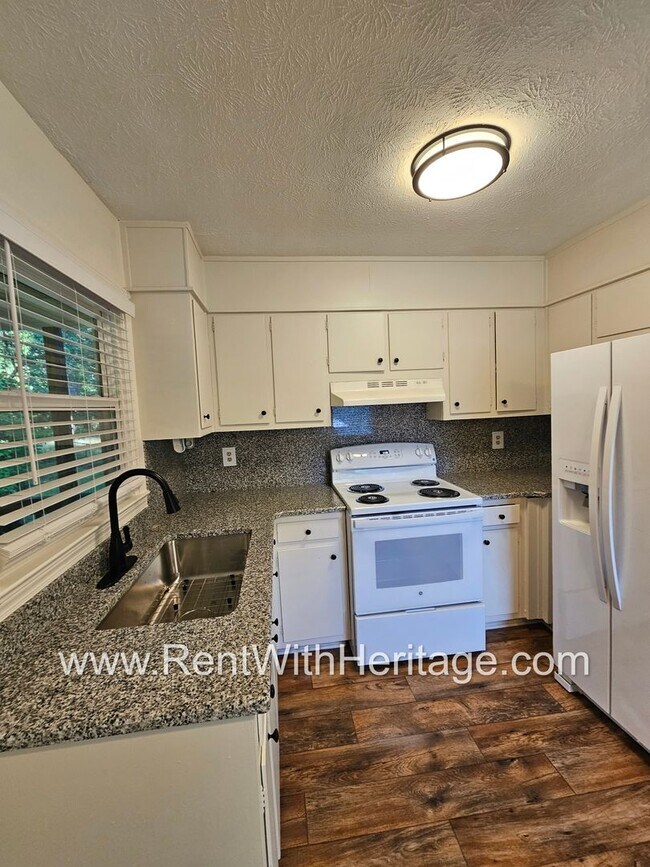 Building Photo - Amazing 4 Bedroom/ 2 Bath Home / Bonus Roo...