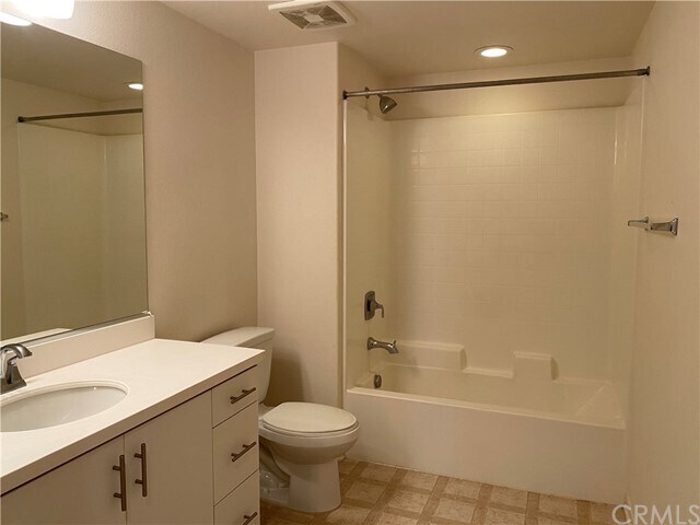 Building Photo - 524 S Anaheim Blvd