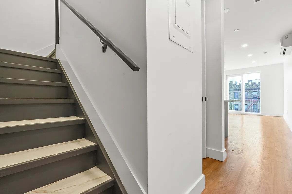 Building Photo - 271 E 28th St