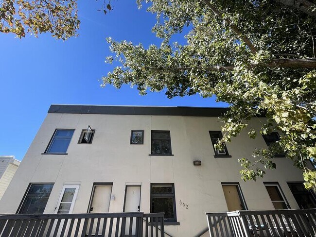 Building Photo - 560 600 E