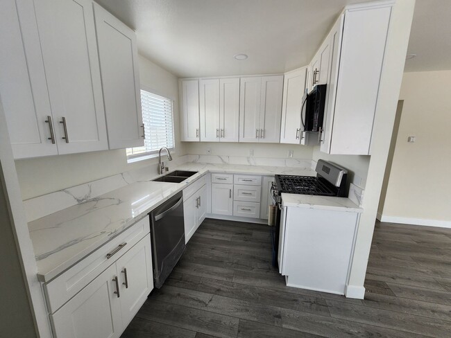 Building Photo - Charming 3-Bedroom Home Just 10 Minutes fr...