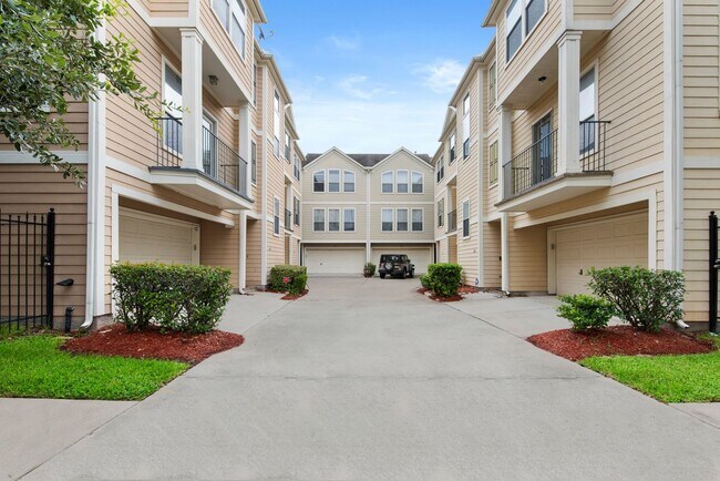 Building Photo - Come see this modern 3-story townhome in t...