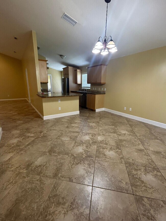 Building Photo - 674 SE Thornhill Dr