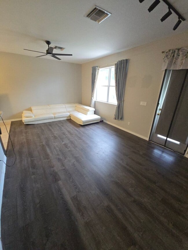 Building Photo - Modern 3 Bedroom 2.5 Bath in Gibsonton