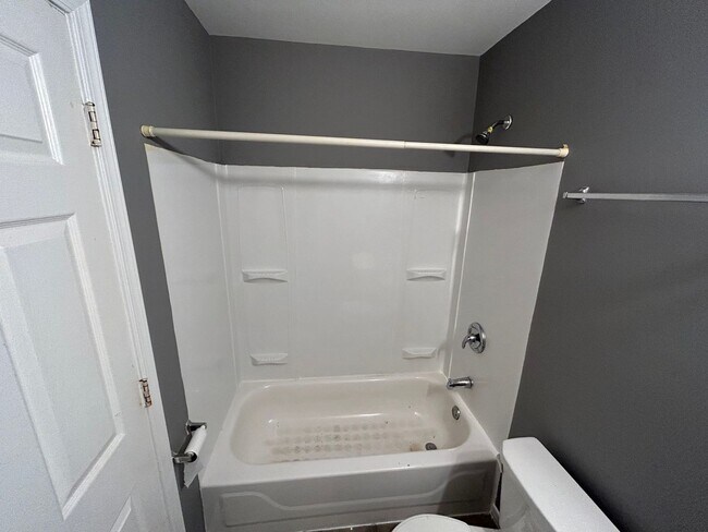 Building Photo - 4 bedroom 2 bath - Levittown