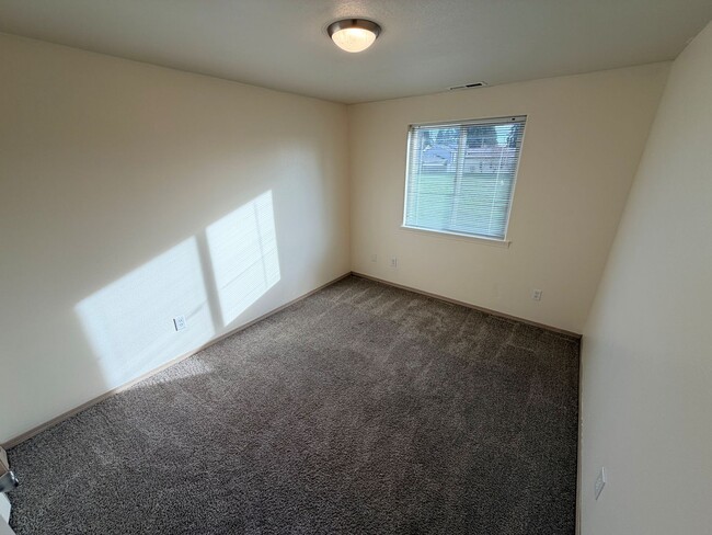 Building Photo - Three Bedroom Duplex in Keizer, Landscaping Included!
