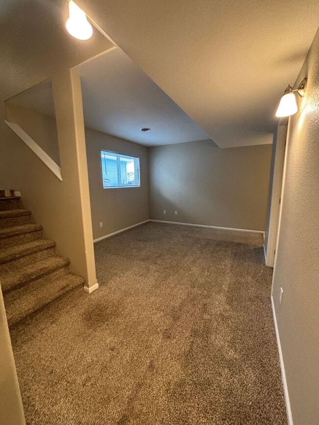 Building Photo - 3 Bedroom Townhome!