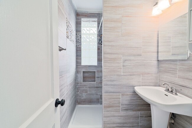 Building Photo - Stylish Lowcountry Comfort Near the Heart ...