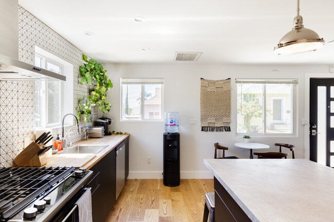 Building Photo - 1523 Morton Terrace