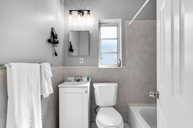 Building Photo - 117 SW 5th Ct