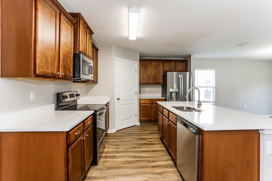 Building Photo - 8769 Oxfordshire Ave E
