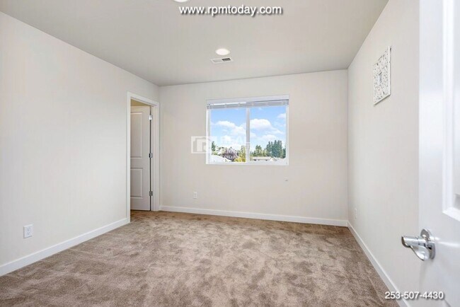Building Photo - 4 Bedroom Home with Valley Views!