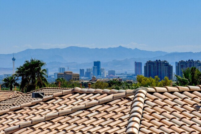 Building Photo - Stunning Summerlin Pool Home!