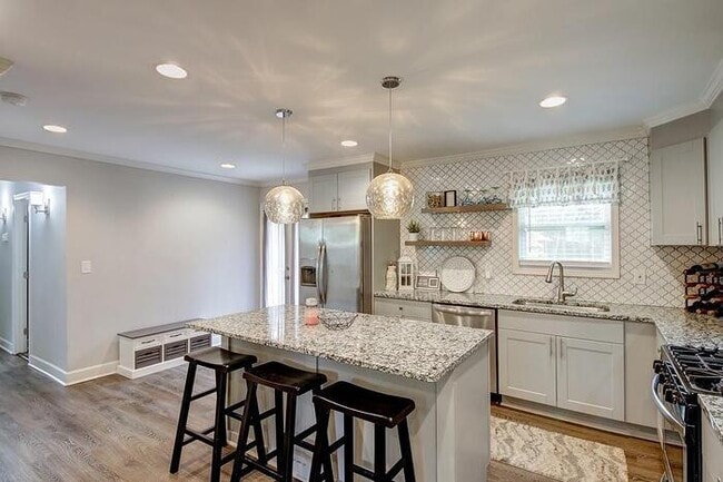 Building Photo - House 3 bed, 2 bath