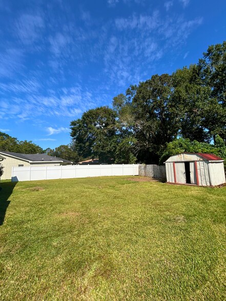 Building Photo - 2688 Cheshire Dr S