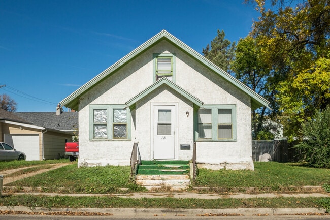 Building Photo - 18 8th Ave NW