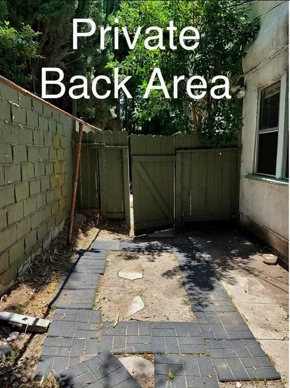 Building Photo - 806 N Poinsettia Pl