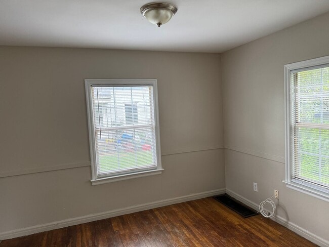 Building Photo - 378 N Roosevelt Ave