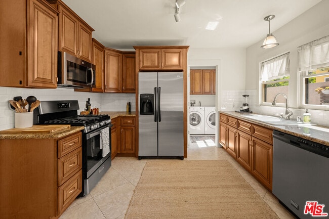 Building Photo - 944 S Hudson Ave