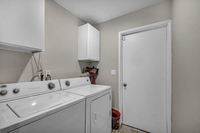 Building Photo - 3 Bed FULLY FURNISHED Pool Home