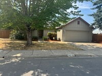 Building Photo - Beautifully updated 3 bedroom 2 bath house...