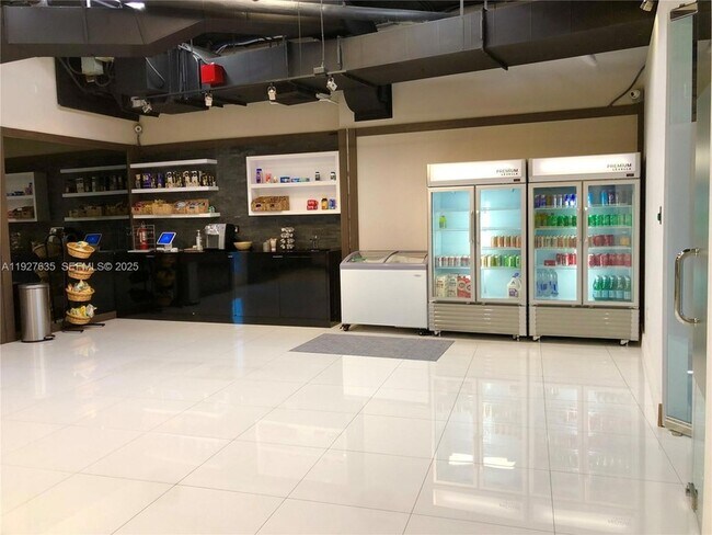 Building Photo - 601 NE 36th St