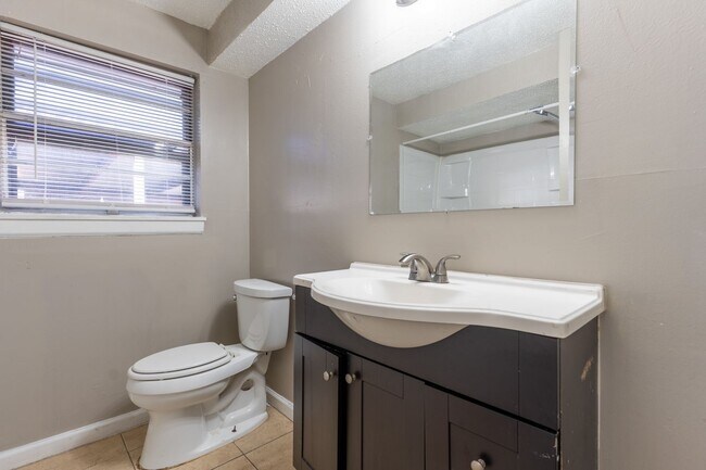 Building Photo - Charming 5-bedroom, 1.5-bathroom home