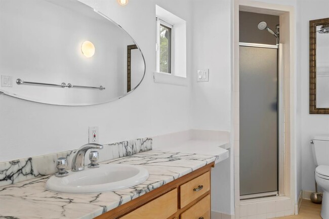Building Photo - 3935 Lago Vista Dr