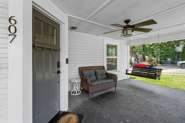 Building Photo - 607 S Alamo St