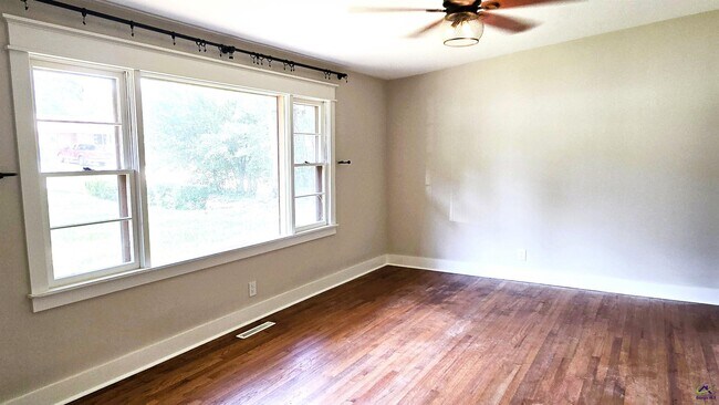 Building Photo - 204 Springdale Dr