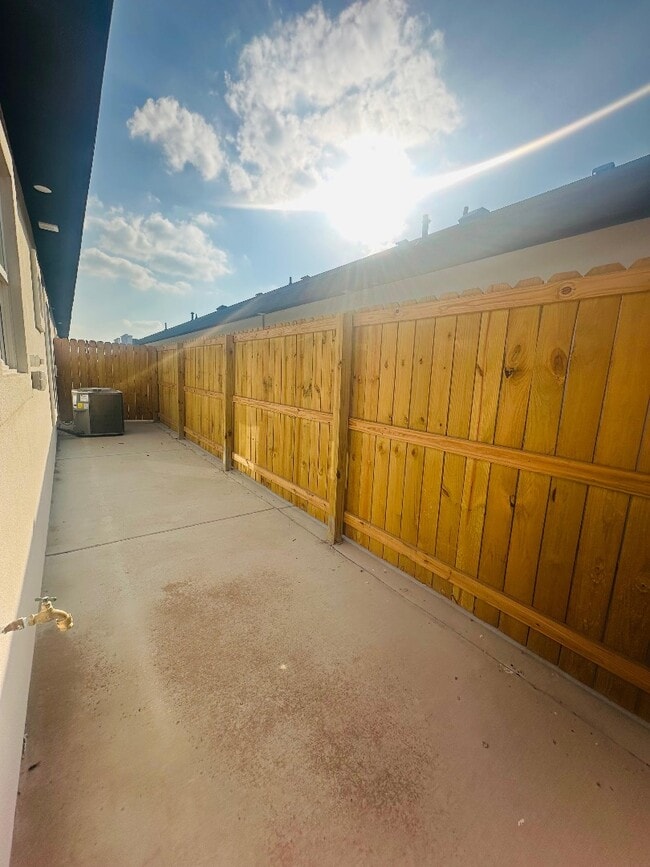 Building Photo - 2012 Selena St