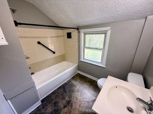 Building Photo - 3 bedroom 1 bath single family home for rent - Akron OH