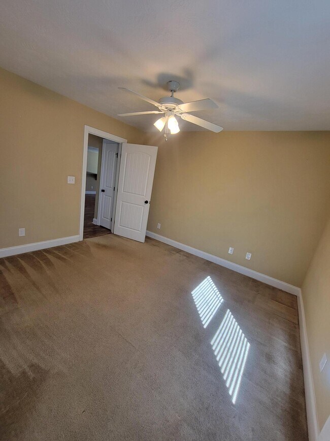 Building Photo - 2581 Kirby Ave