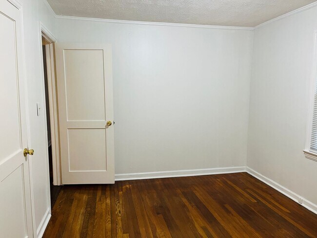 Building Photo - 3 bedroom, 1.5 all brick ranch with 2 car ...