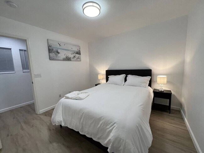 Building Photo - Beautiful 4 Bedroom 2 Bathroom Pool House in South West