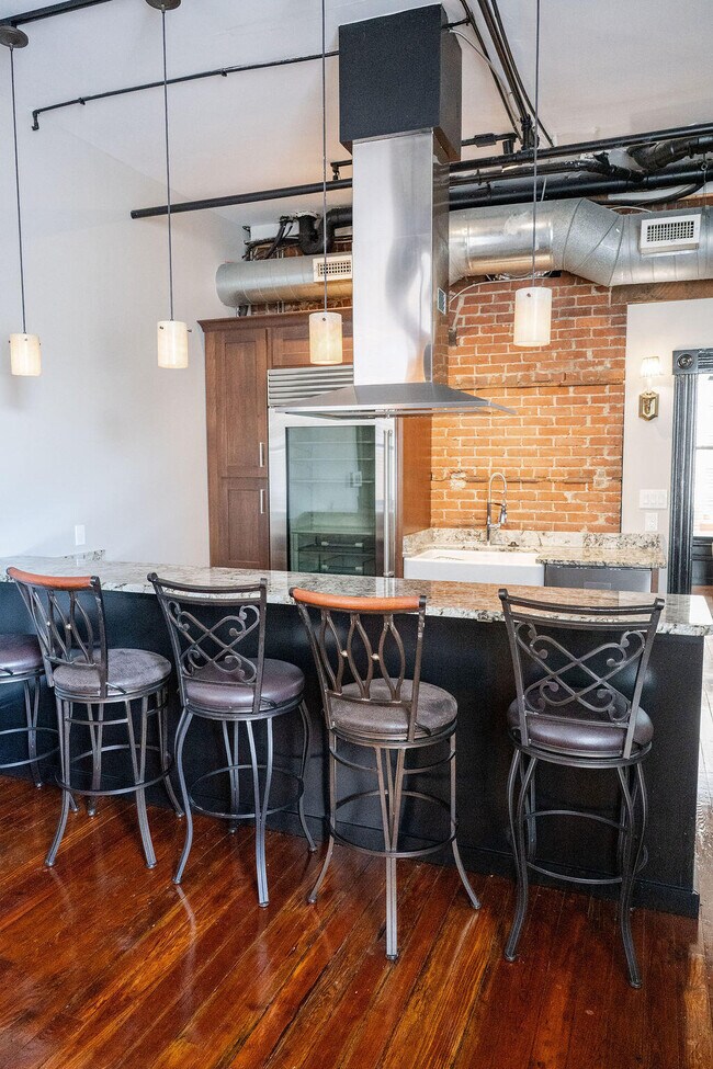 Building Photo - 275 S Limestone